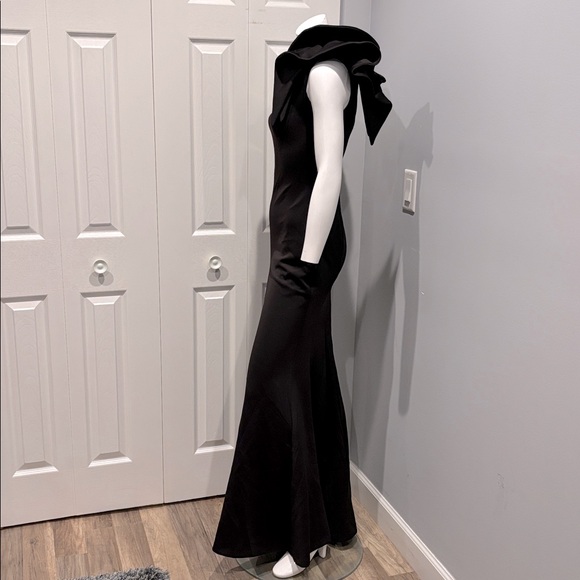 NWOT Betsy & Adam “Daisy” one shoulder ruffle gown - Picture 11 of 14